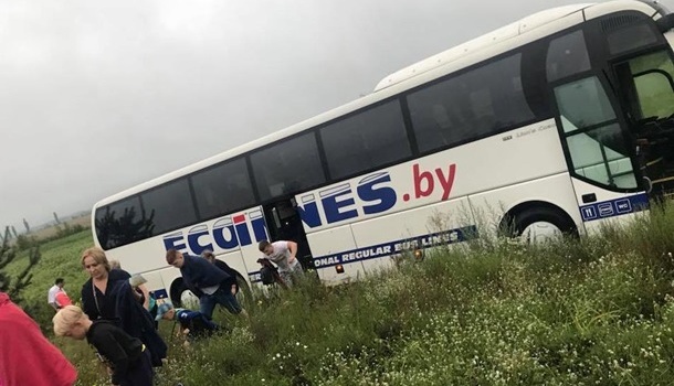 Под Киевом полный детьми автобус «через встречную полосу слетел в кювет»