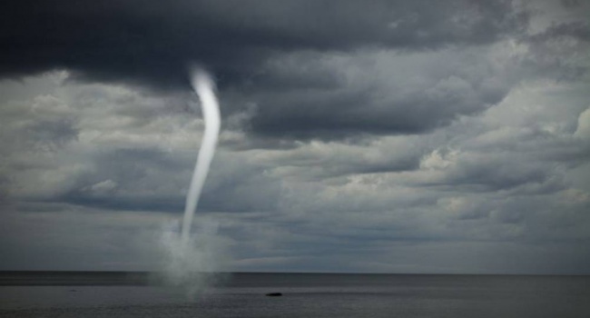 Над мостом Путина в Крым заметили смерч, опубликованы видео Над мостом Путина в Крым заметили смерч, опубликованы видео