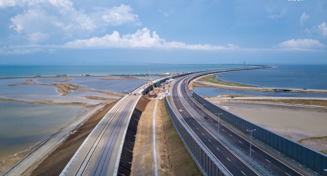 На Крымском мосту начали укладывать железнодорожные рельсы На Крымском мосту начали укладывать железнодорожные рельсы