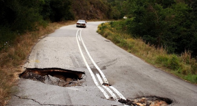 «Летний дождь смыл асфальт»: в сети показали фото из Крыма «Летний дождь смыл асфальт»: в сети показали фото из Крыма