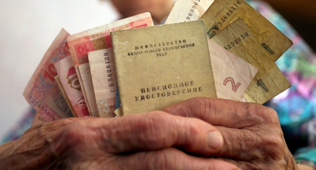 В Украине начали массово задерживать пенсии