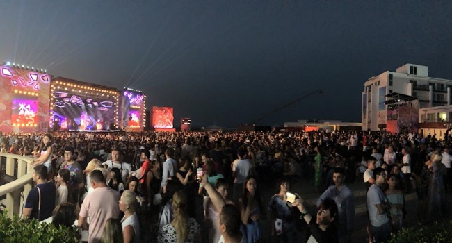 Захарова раскурила сигару мира со Стивеном Сигалом Захарова раскурила сигару мира со Стивеном Сигалом