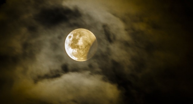 Корреспондент: «Таблоиды пестрят новостями о конце света, но лунное затмение обязательно нужно увидеть!»