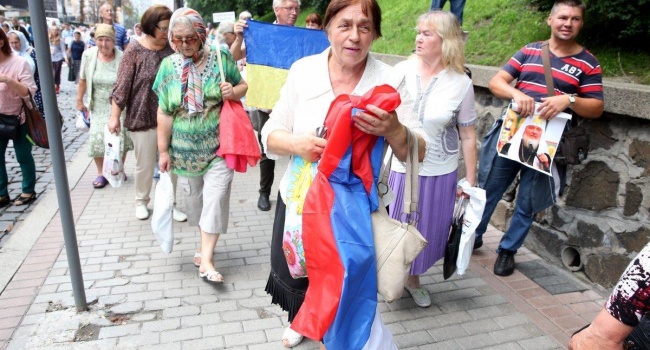 В Киеве развернули флаг России: во время Крестного хода произошла провокация