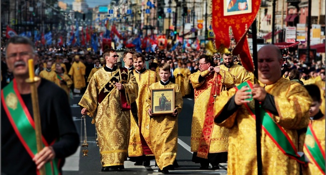 Крестная хода в Киеве: верующие УПЦ МП развернули флаг РФ