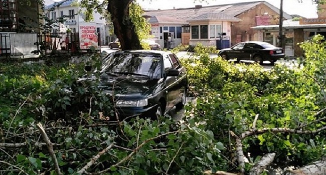 На российский город обрушился невиданный ураган: сеть пестрит впечатляющими видео 