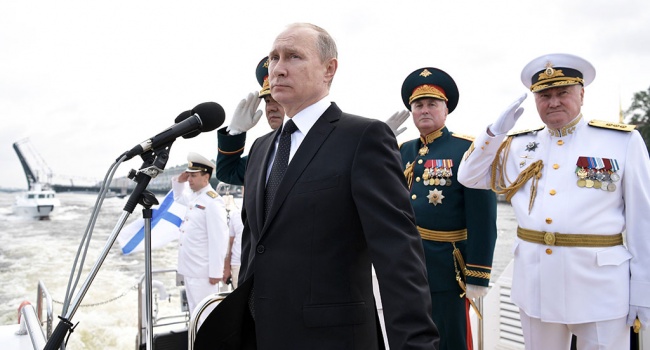 На военно-морском параде в Санкт-Петербурге десантный катер протаранил опору моста На военно-морском параде в Санкт-Петербурге десантный катер протаранил опору моста