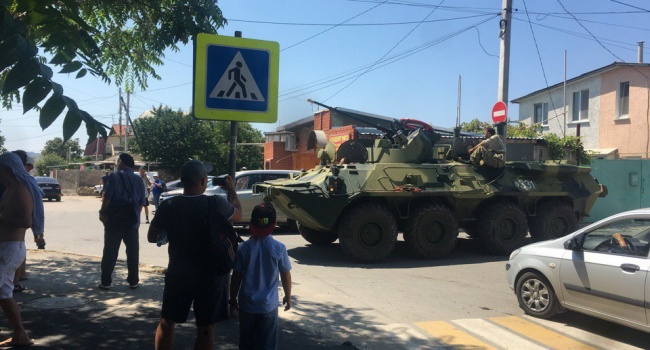 В сети появились фото и видео путинской военной техники в Крыму В сети появились фото и видео путинской военной техники в Крыму
