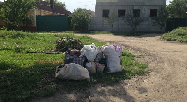 Мусорный коллапс в Луганске: сотрудники коммунальных служб начали массово увольняться 