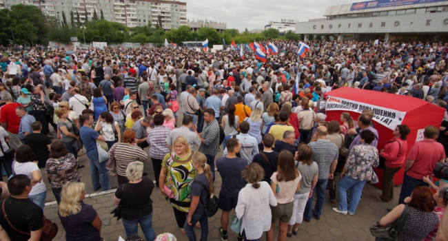 Протесты против правительства всколыхнули Россию: на улицы городов вышли десятки тысяч людей