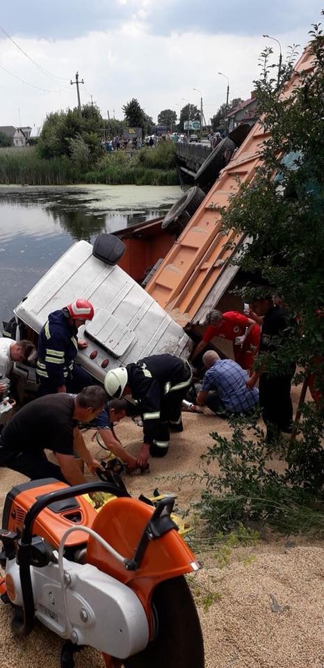 ДТП в Хмельницкой области: грузовик слетел с моста в реку, - кадры