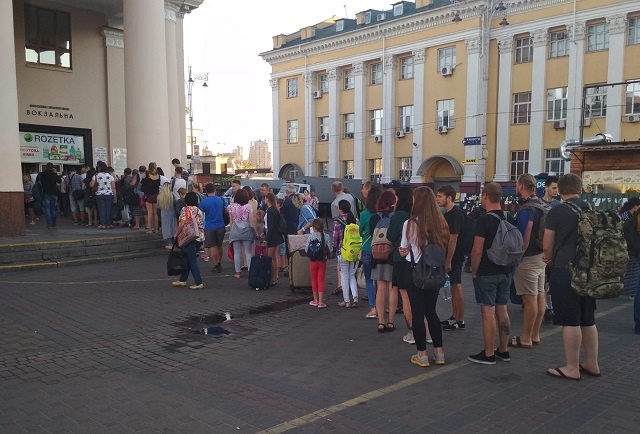 Работа киевского метро продолжает «радовать»: в интернете возмущены фото огромной очереди 