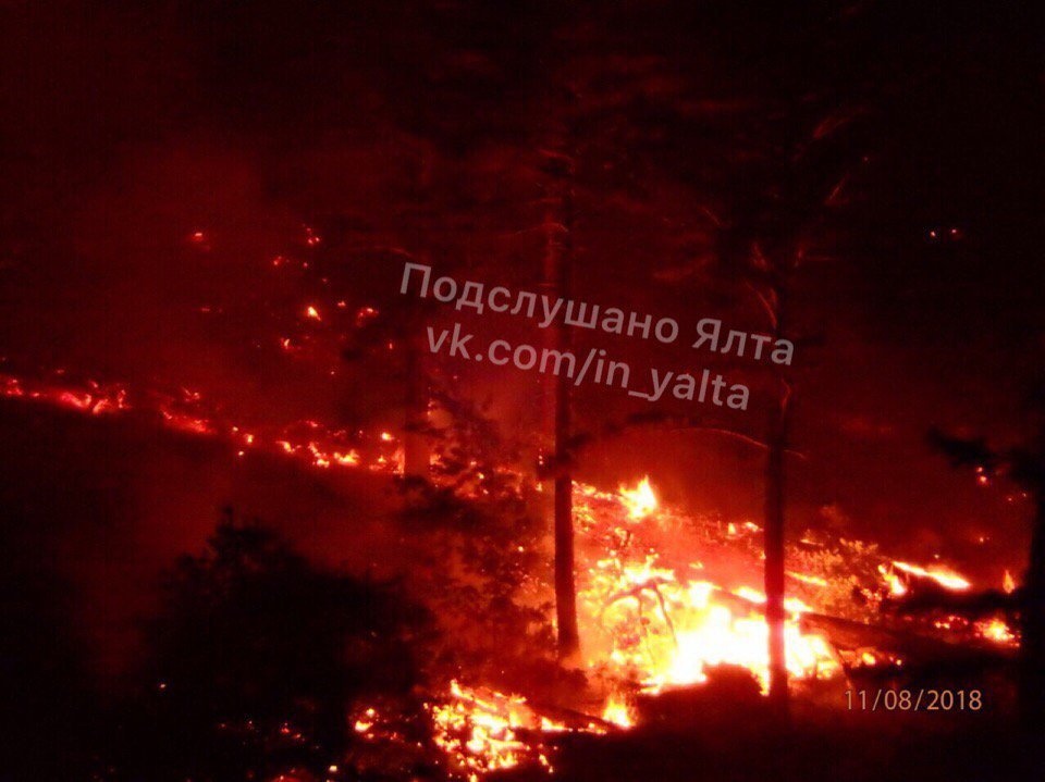 «А б*дло гуляет!»: оккупанты в Ялте устроили фейерверки во время пожара 