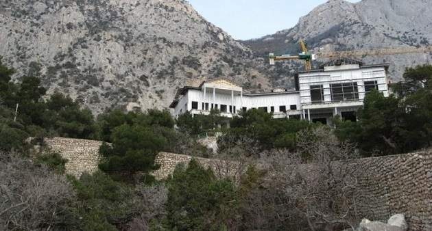 Оккупанты в Крыму принялись «деребанить» дачу беглого Виктора Януковича Оккупанты в Крыму принялись «деребанить» дачу беглого Виктора Януковича