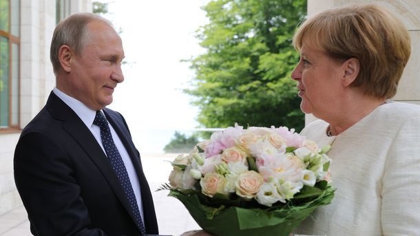 СМИ: Политика Трампа способствует сближению Путина с Меркель 