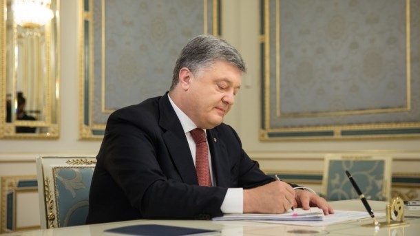 Порошенко дал поручение МИД подготовить отчет по безвизу Порошенко дал поручение МИД подготовить отчет по безвизу