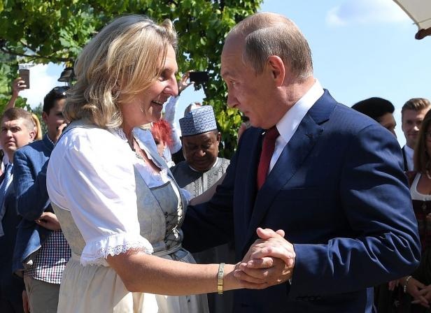 Казачий хор и странные рожи: танец Путина с невестой в Австрии поддался насмешкам 
