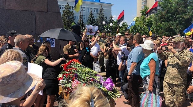 «Герои не умирают! Умирают враги»: в Бердянске попрощались с убитым экс-бойцом батальона "Донбасс" Виталием Олешко «Герои не умирают! Умирают враги»: в Бердянске попрощались с убитым экс-бойцом батальона "Донбасс" Виталием Олешко