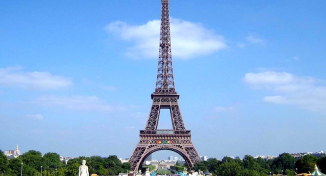 Эйфелеву башню снова открыли для туристов