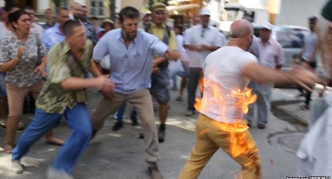 Крымский татарин на акции протеста в Симферополе поджег себя Крымский татарин на акции протеста в Симферополе поджег себя