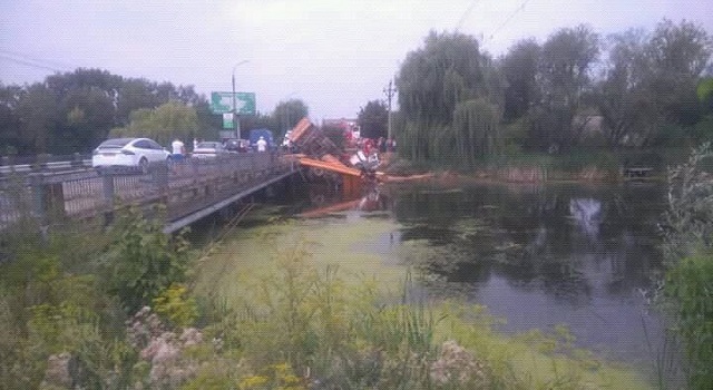 ДТП в Хмельницкой области: грузовик слетел с моста в реку, - кадры