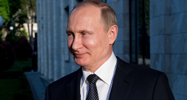 Путин предстал в Крыму сразу в двух образах: пользователи гадают, где настоящий