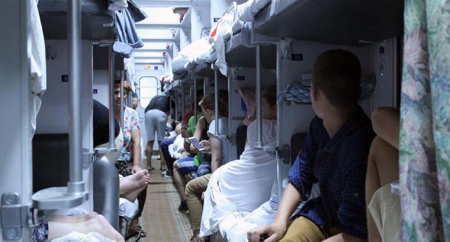 Омелян рассказал, когда украинские поезда будут без плацкартных поездов