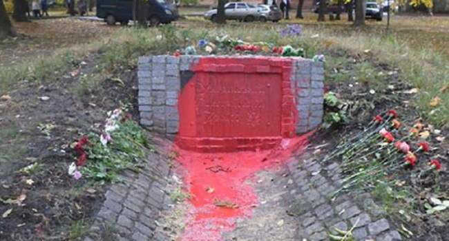 Вандализм в Харькове: неизвестные осквернили памятник воинам УПА
