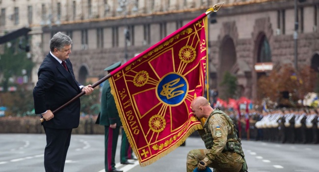 Порошенко поручил законодательно закрепить военное приветствие «Слава Украине!»