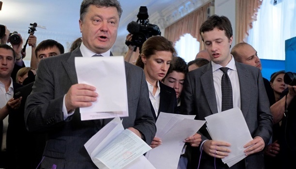 Щедрый подарок отца: Порошенко подарил сыну миллион гривен и часть дома Щедрый подарок отца: Порошенко подарил сыну миллион гривен и часть дома