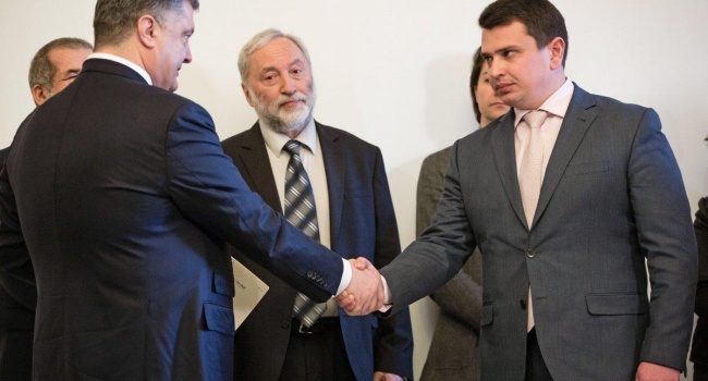 Глава НАБУ рассказал о ночном визите в частный дом Порошенко Глава НАБУ рассказал о ночном визите в частный дом Порошенко
