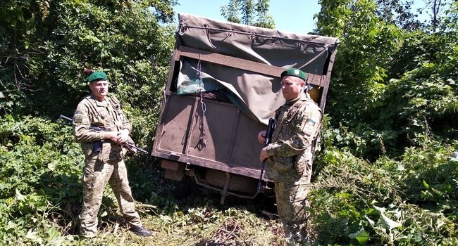 В Сумской области пограничники со стрельбой остановили УАЗ, прорвавшийся из России В Сумской области пограничники со стрельбой остановили УАЗ, прорвавшийся из России