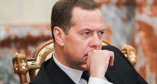 Никогда еще Медведева так «не кидали»: депутаты массово покидают «Единую Россию» Никогда еще Медведева так «не кидали»: депутаты массово покидают «Единую Россию»