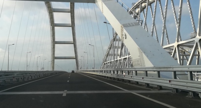 «Высокий сезон и бешеный трафик»: в сети показали новые снимки Крымского моста