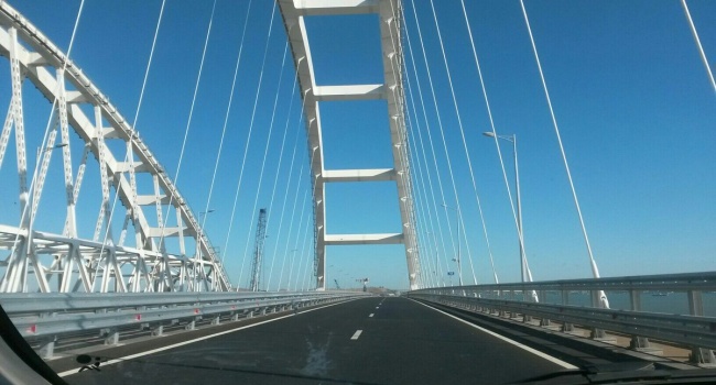 «Высокий сезон и бешеный трафик»: в сети показали новые снимки Крымского моста
