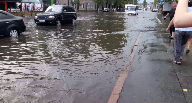 Киев накрыл мощный ливень с молниями, - видео Киев накрыл мощный ливень с молниями, - видео