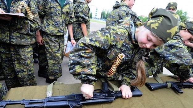 Стынет кровь: в «ДНР» открылись военные лагеря для детей