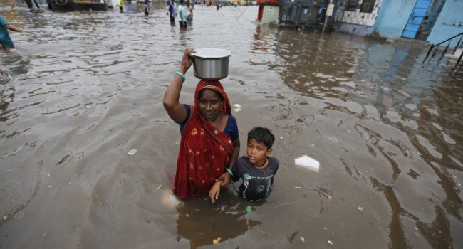 Число жертв наводнений в Индии превысило 300 человек