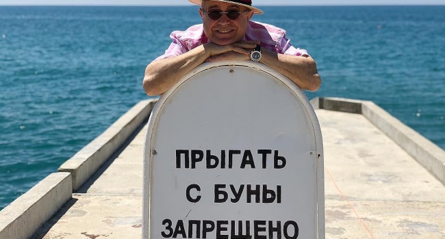  «Еще один старпер позорится на старости лет»: в сети обсуждают отдых Петросяна