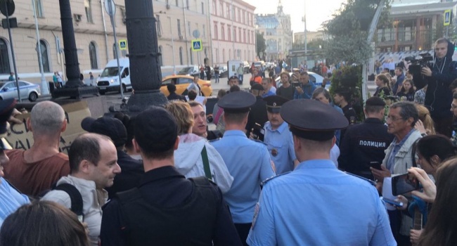 Акция в поддержку Сенцова в Москве: правоохранители задержали активистов