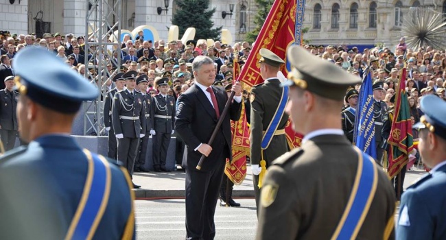 В этом году на параде ко Дню независимости Украины почетный караул будет держать в руках новое церемониальное оружие – саблю