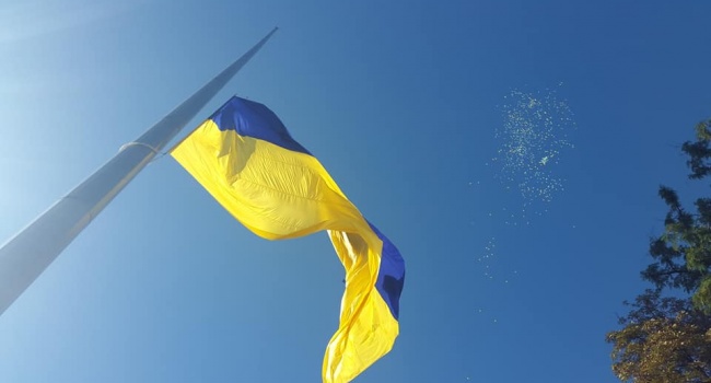Блогер: именно из-за нашего флага в Луганске были первые пытки и казни. Он измучен и выстоян кровью и потом не один десяток лет