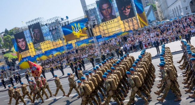 Волонтер: близко общаюсь с военными уже 5 год и я знаю как важно для них прийти и увидеть тысячи людей, которые им рукоплещут Волонтер: близко общаюсь с военными уже 5 год и я знаю как важно для них прийти и увидеть тысячи людей, которые им рукоплещут