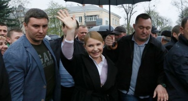 Журналист: Тимошенко в который раз проигнорировала парад, чего не скажешь про ее встречи с сепаратистами