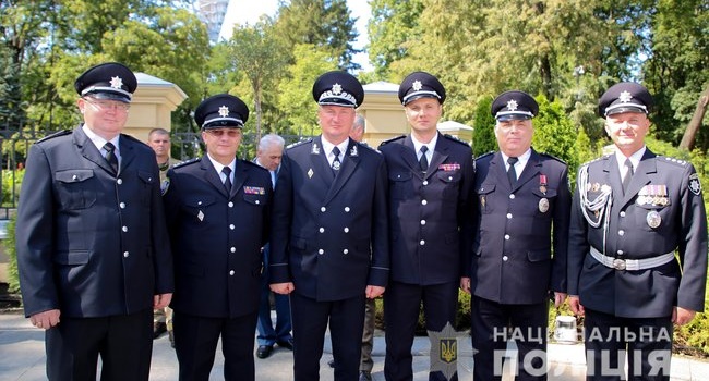 Порошенко присвоил четырем полицейским звания генералов