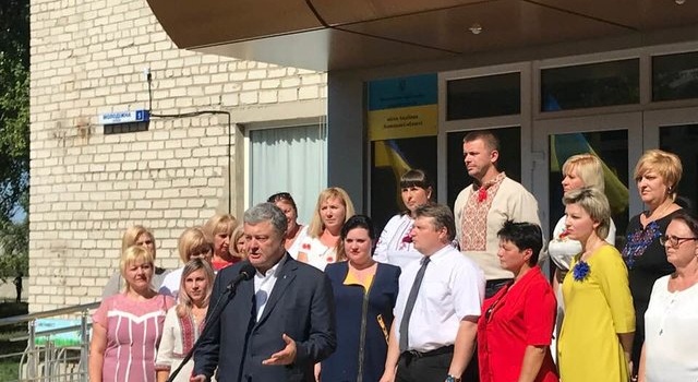 Петр Порошенко прилетел в Авдеевку: в сети опубликованы фото 