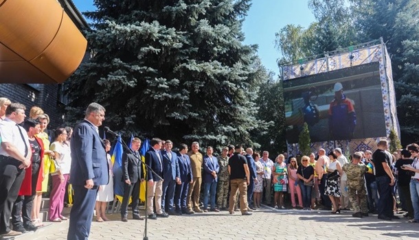 Каждая страна Евросоюза должна оказать Донбассу помощь, - Порошенко