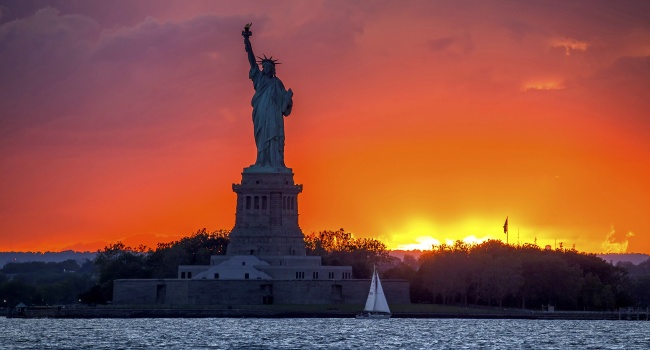 С острова Свободы в Нью-Йорке срочно были эвакуированы тысячи туристов