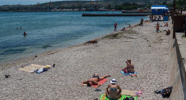 СМИ РФ заявили, что пять крымских городов попали в Топ-10 самых популярных мест отдыха в России, но фото с пляжей полуострова доказывают обратное 