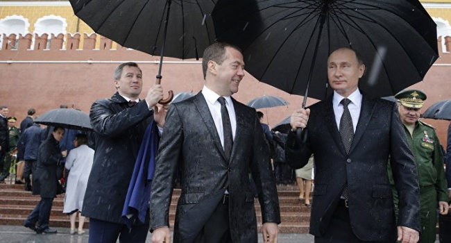 Социолог: завтра Путин устроит Медведеву показательную порку